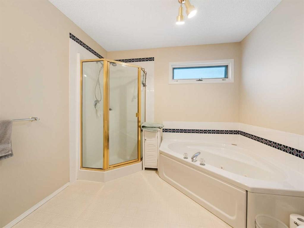 81 Prominence View Sw, Calgary, AB - Indoor Photo Showing Bathroom