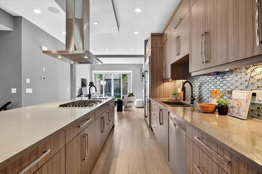 217 32 Avenue Nw, Calgary, AB - Indoor Photo Showing Kitchen With Upgraded Kitchen