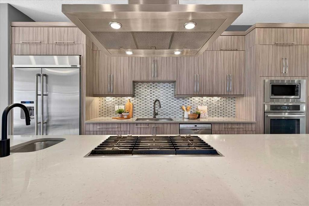 217 32 Avenue Nw, Calgary, AB - Indoor Photo Showing Kitchen With Upgraded Kitchen