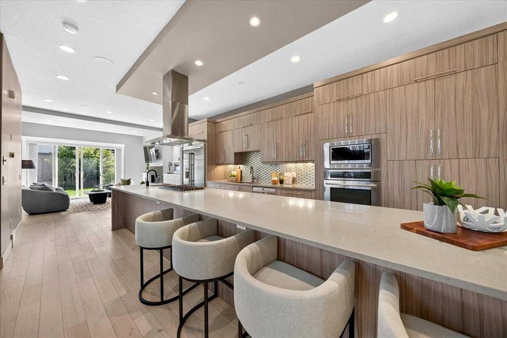 217 32 Avenue Nw, Calgary, AB - Indoor Photo Showing Kitchen With Upgraded Kitchen