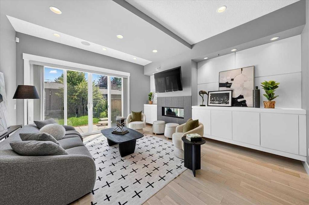 217 32 Avenue Nw, Calgary, AB - Indoor Photo Showing Living Room With Fireplace