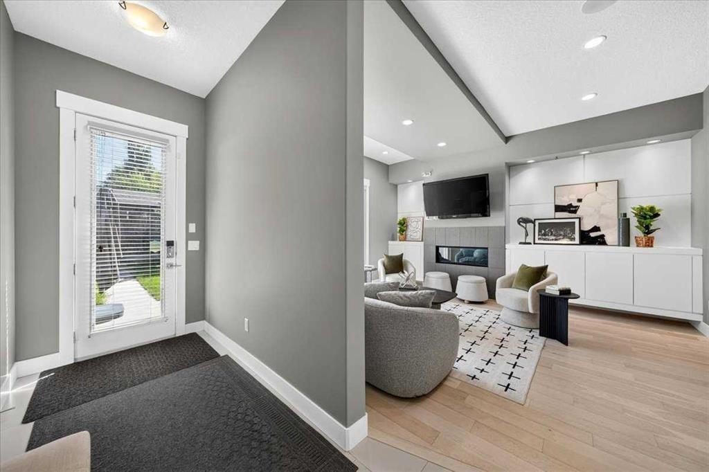 217 32 Avenue Nw, Calgary, AB - Indoor With Fireplace