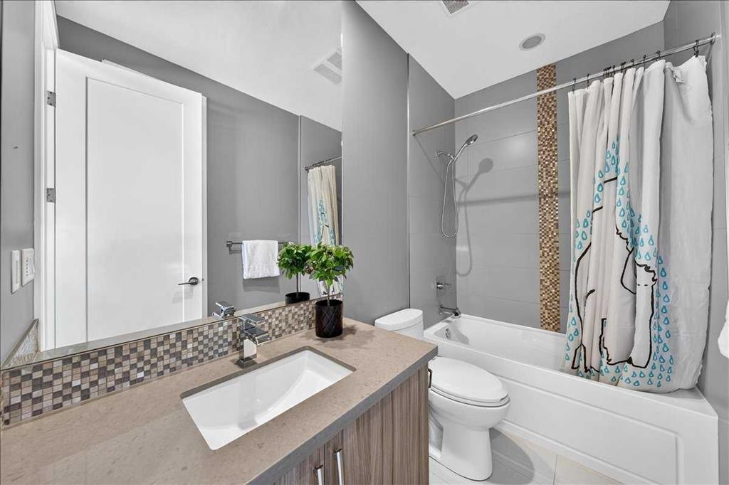 217 32 Avenue Nw, Calgary, AB - Indoor Photo Showing Bathroom