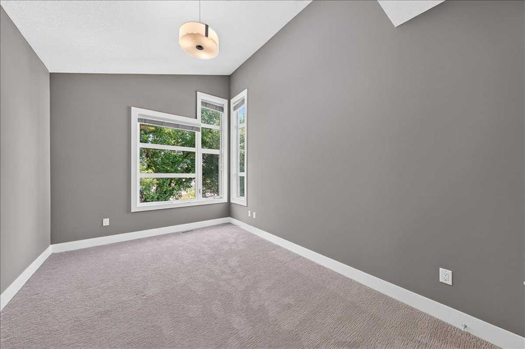 217 32 Avenue Nw, Calgary, AB - Indoor Photo Showing Other Room