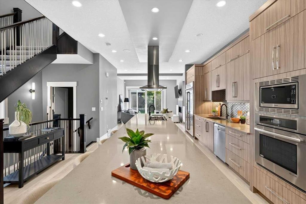 217 32 Avenue Nw, Calgary, AB - Indoor Photo Showing Kitchen With Upgraded Kitchen