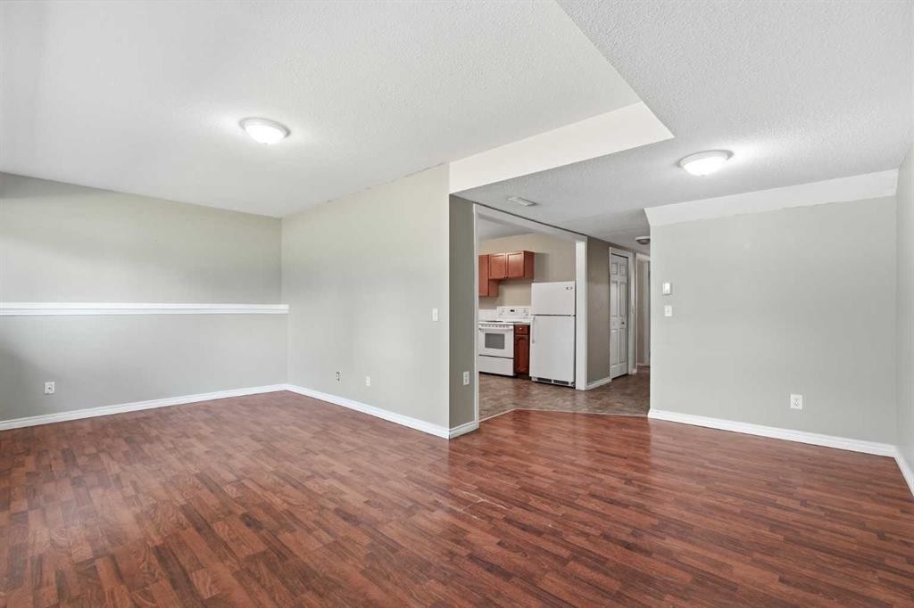7341 36 Avenue Nw, Calgary, AB - Indoor Photo Showing Other Room