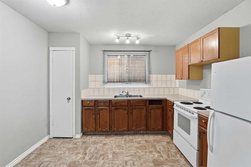 7341 36 Avenue Nw, Calgary, AB - Indoor Photo Showing Kitchen With Double Sink