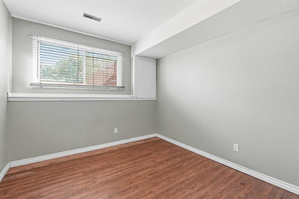 7341 36 Avenue Nw, Calgary, AB - Indoor Photo Showing Other Room
