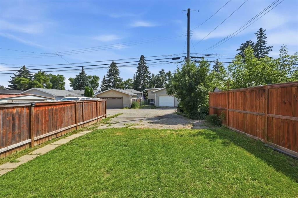 7341 36 Avenue Nw, Calgary, AB - Outdoor