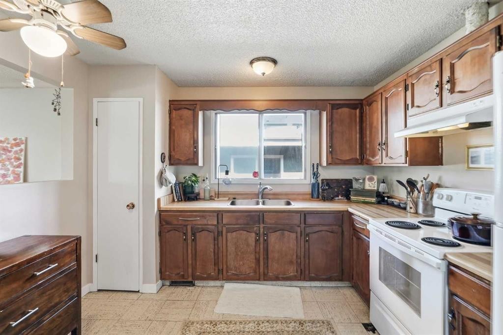 7341 36 Avenue Nw, Calgary, AB - Indoor Photo Showing Kitchen With Double Sink