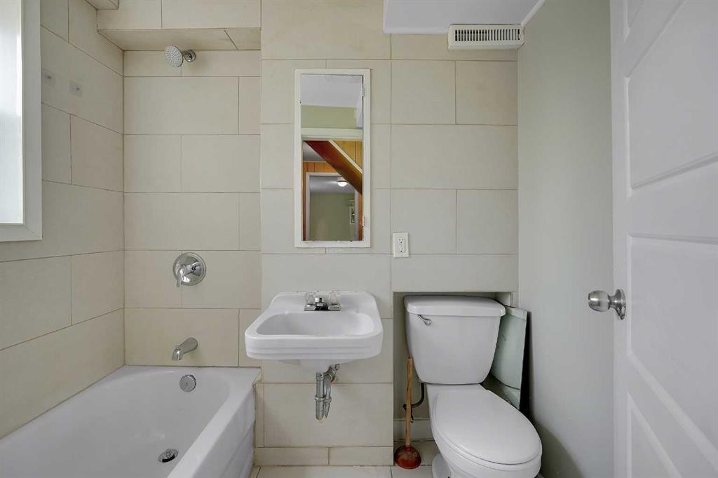 1506 36 Street Se, Calgary, AB - Indoor Photo Showing Bathroom