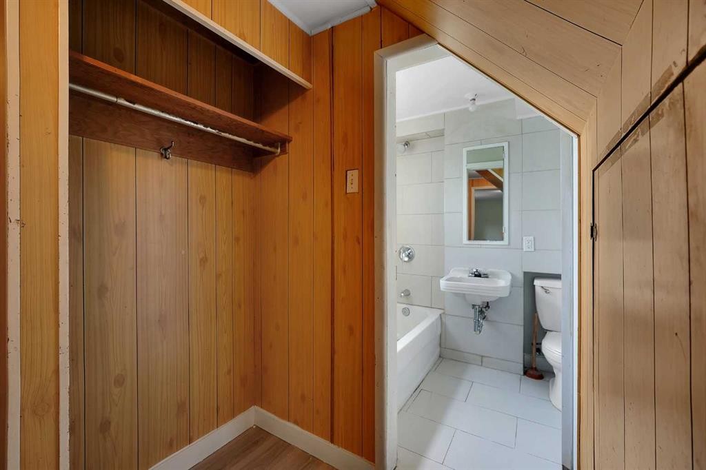1506 36 Street Se, Calgary, AB - Indoor Photo Showing Bathroom