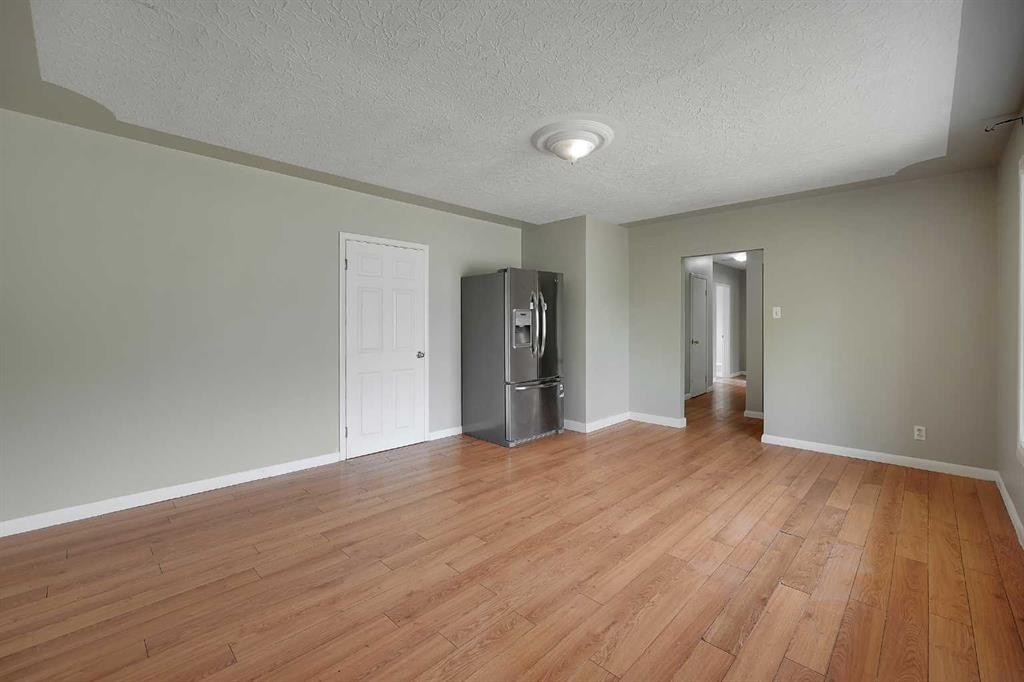 1506 36 Street Se, Calgary, AB - Indoor Photo Showing Other Room