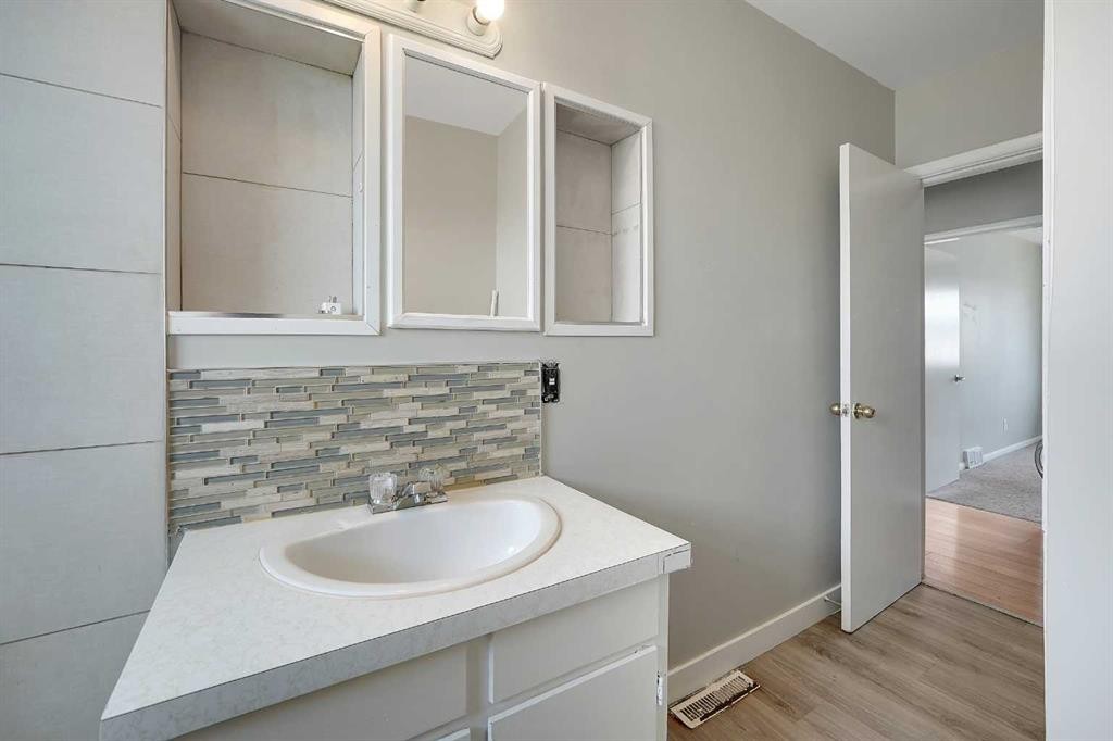 1506 36 Street Se, Calgary, AB - Indoor Photo Showing Bathroom