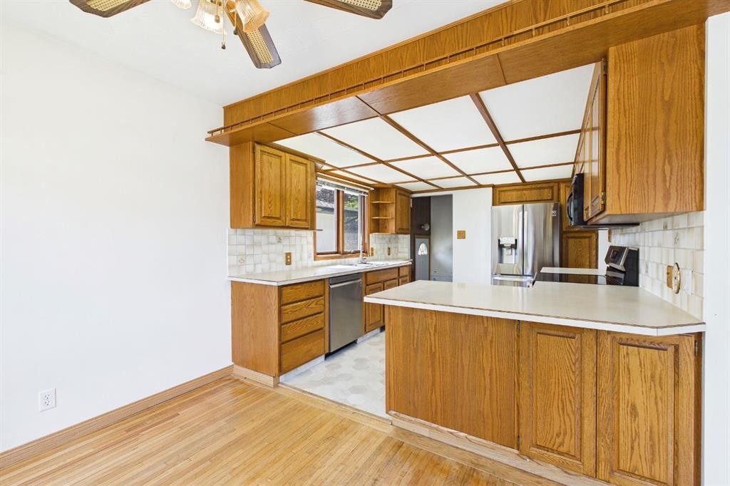 83 Westover Drive Sw, Calgary, AB - Indoor Photo Showing Kitchen