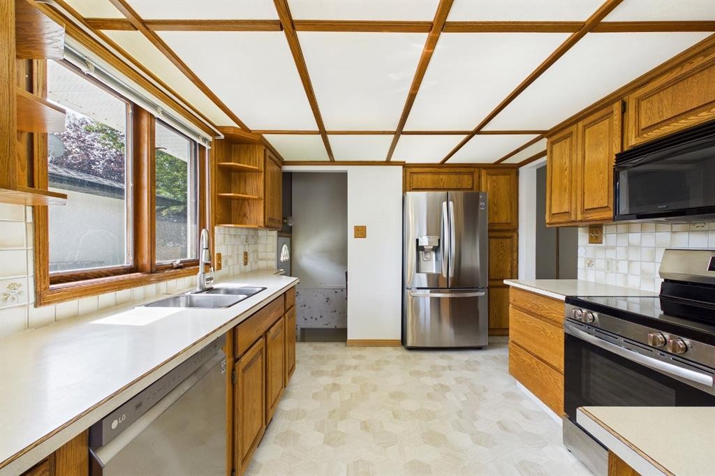 83 Westover Drive Sw, Calgary, AB - Indoor Photo Showing Kitchen With Double Sink
