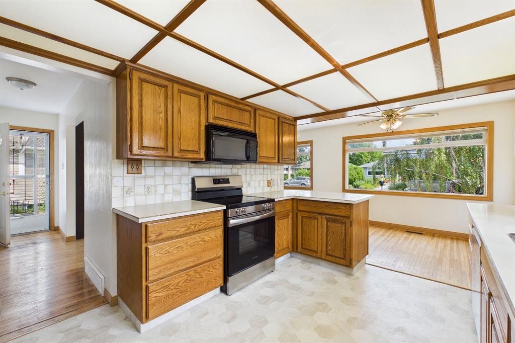 83 Westover Drive Sw, Calgary, AB - Indoor Photo Showing Kitchen