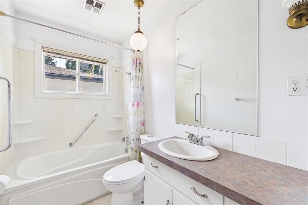 83 Westover Drive Sw, Calgary, AB - Indoor Photo Showing Bathroom
