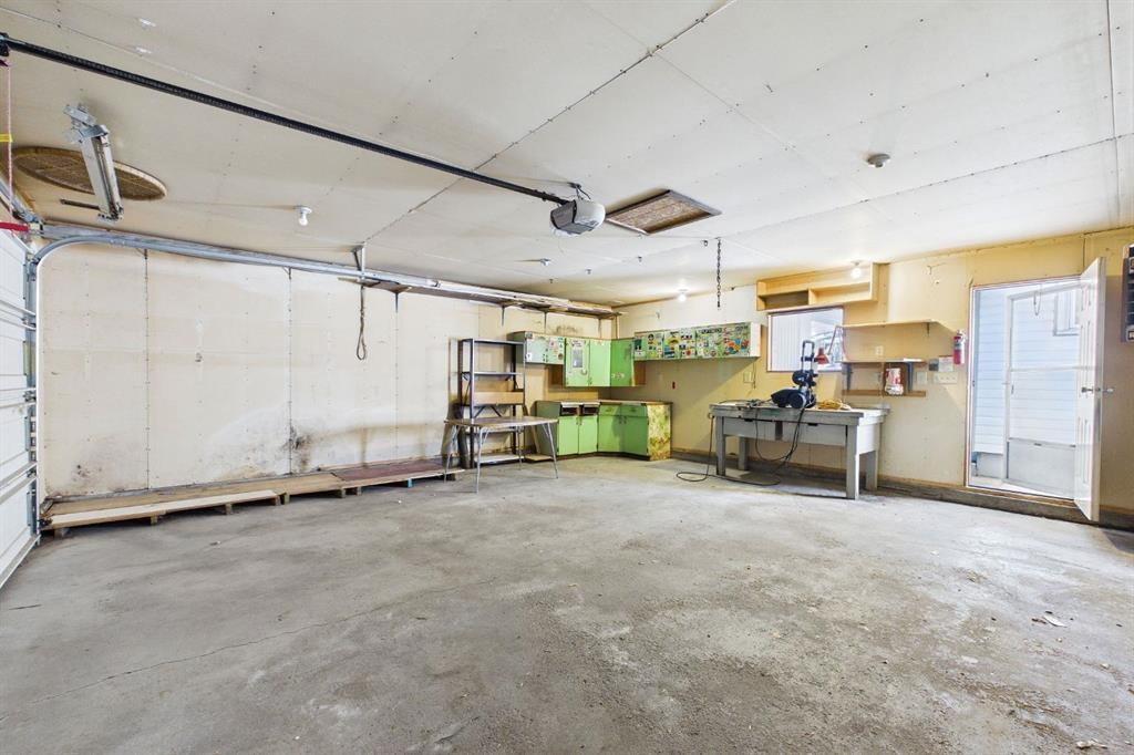 83 Westover Drive Sw, Calgary, AB - Indoor Photo Showing Garage