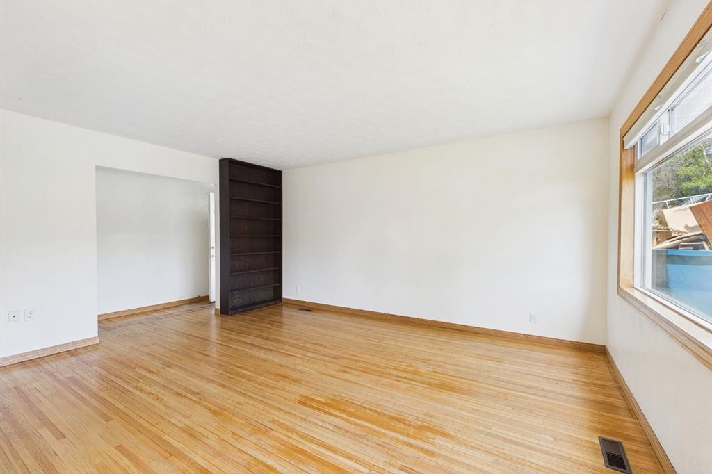 83 Westover Drive Sw, Calgary, AB - Indoor Photo Showing Other Room