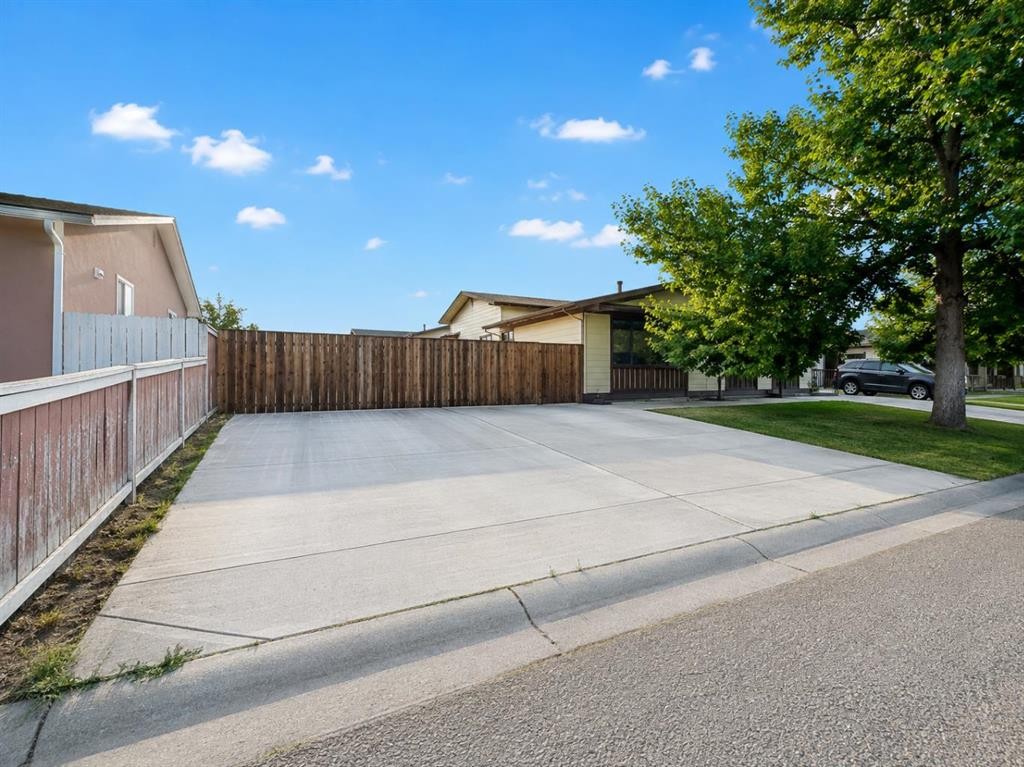 88 Castleglen Way Ne, Calgary, AB - Outdoor
