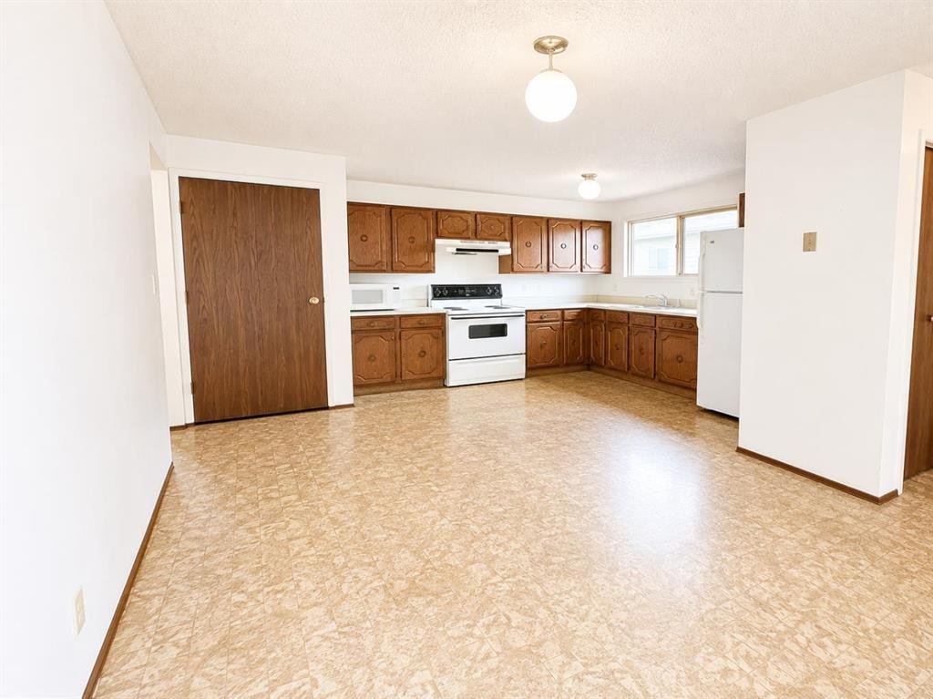 88 Castleglen Way Ne, Calgary, AB - Indoor Photo Showing Kitchen