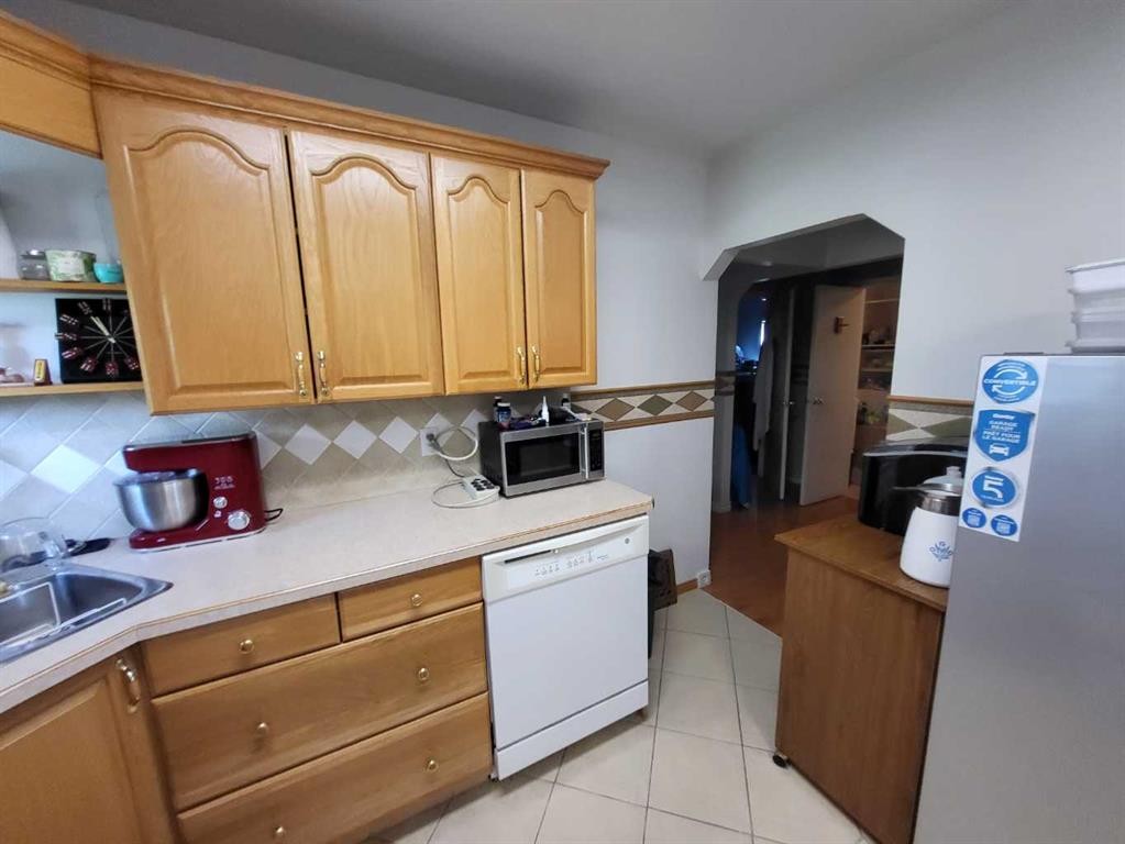 2522 17 Street Se, Calgary, AB - Indoor Photo Showing Kitchen