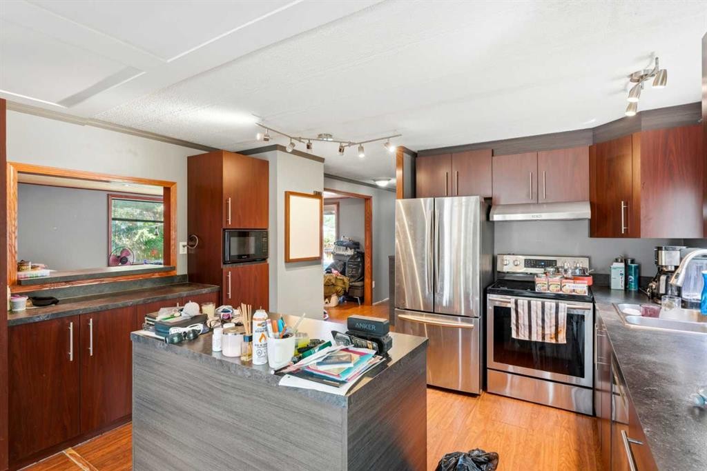 129 Big Hill Place Se, Airdrie, AB - Indoor Photo Showing Kitchen
