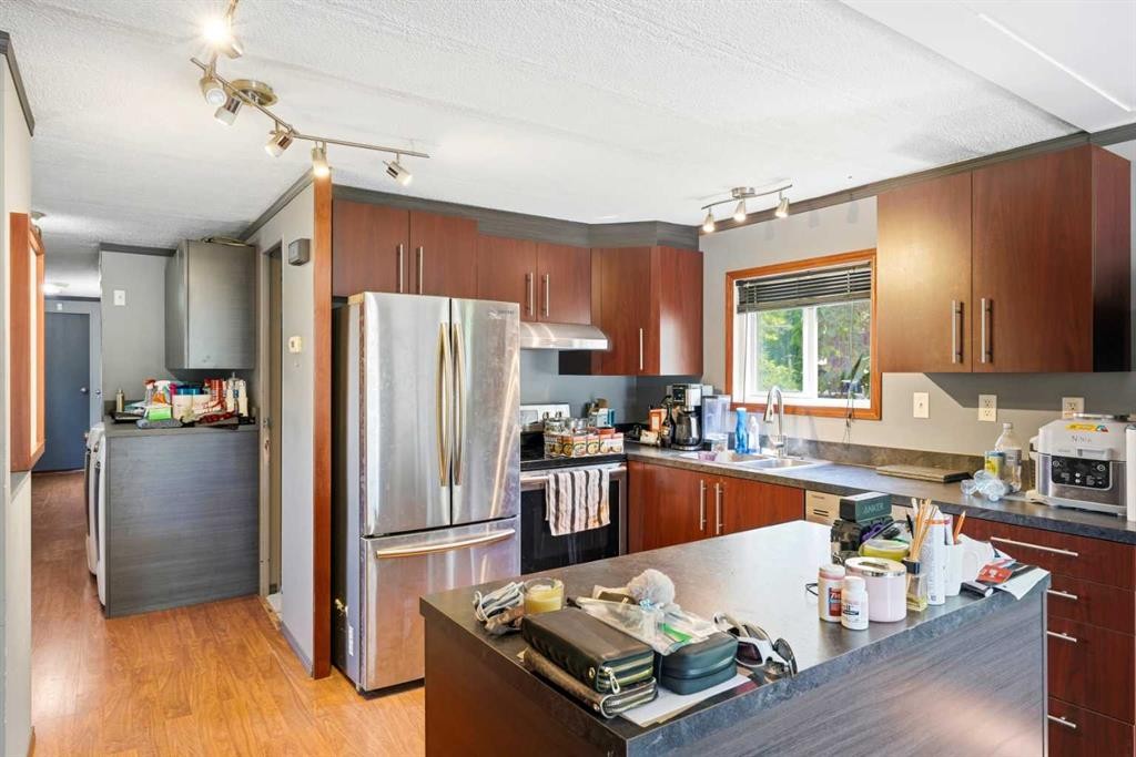129 Big Hill Place Se, Airdrie, AB - Indoor Photo Showing Kitchen