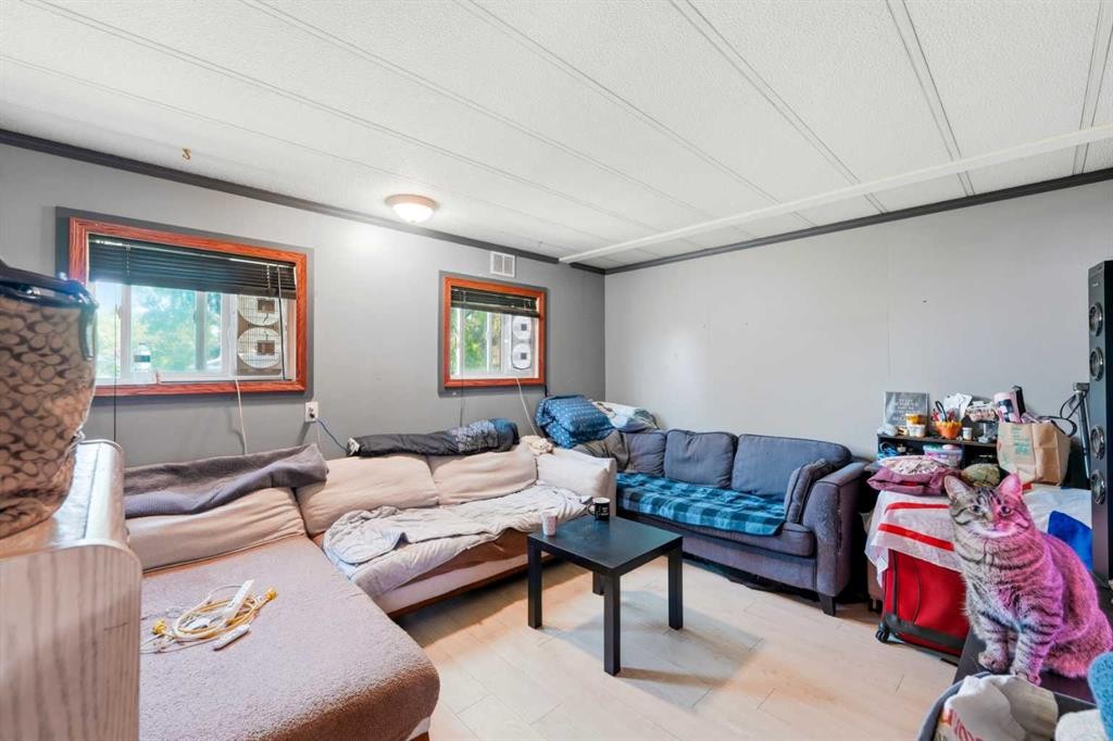 129 Big Hill Place Se, Airdrie, AB - Indoor Photo Showing Living Room