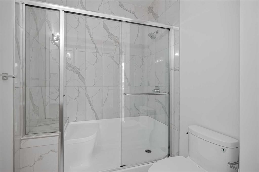 202-101 Panatella Square Nw, Calgary, AB - Indoor Photo Showing Bathroom