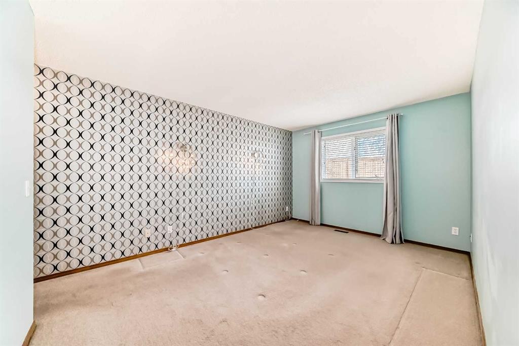 16 Edenwold Green Nw, Calgary, AB - Indoor Photo Showing Other Room