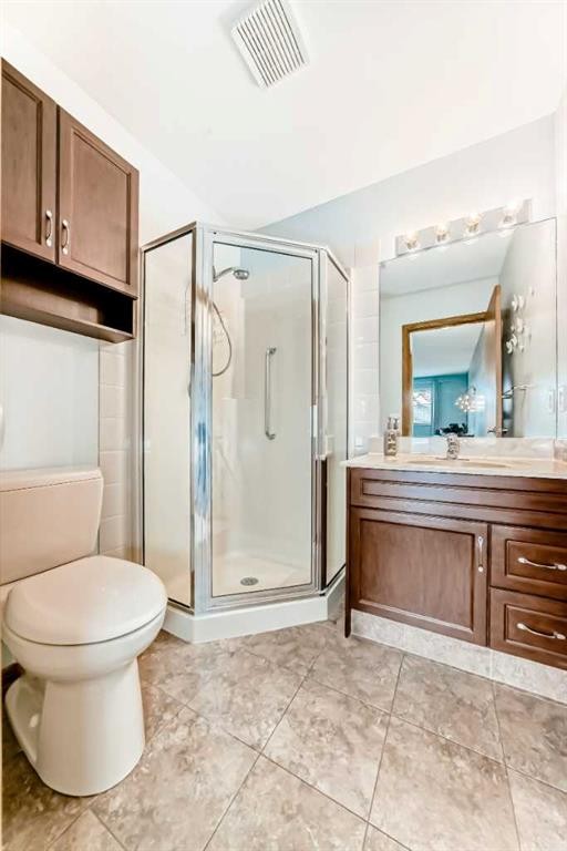16 Edenwold Green Nw, Calgary, AB - Indoor Photo Showing Bathroom