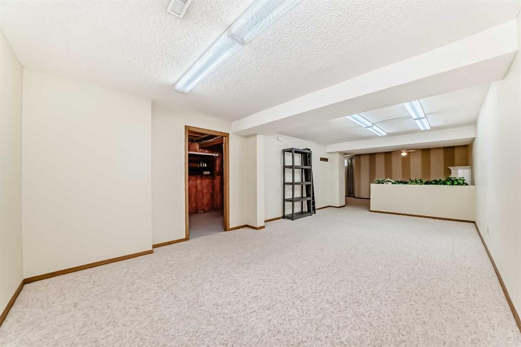 16 Edenwold Green Nw, Calgary, AB - Indoor Photo Showing Other Room