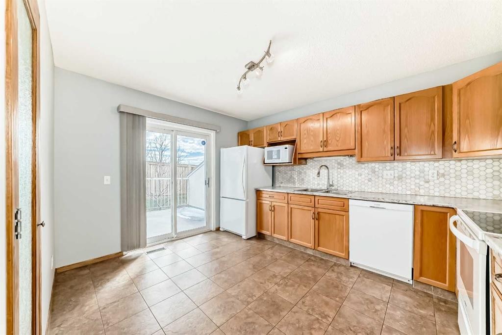 16 Edenwold Green Nw, Calgary, AB - Indoor Photo Showing Kitchen