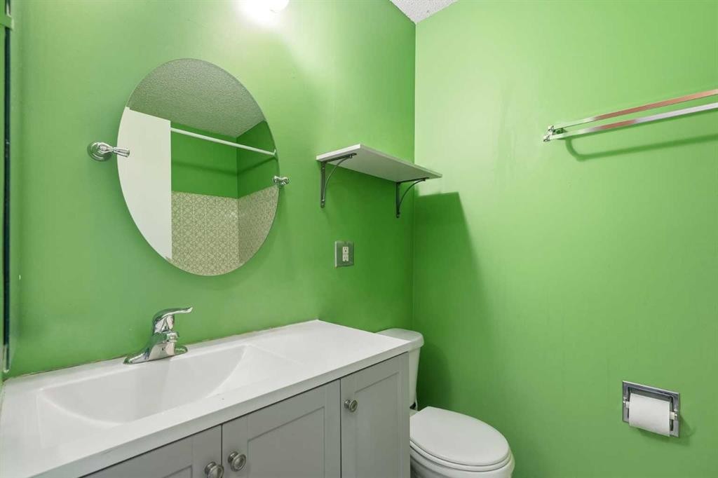 7343 36 Avenue Nw, Calgary, AB - Indoor Photo Showing Bathroom