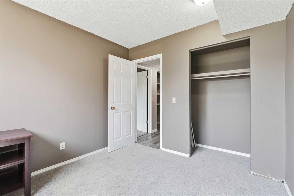 7343 36 Avenue Nw, Calgary, AB - Indoor Photo Showing Other Room