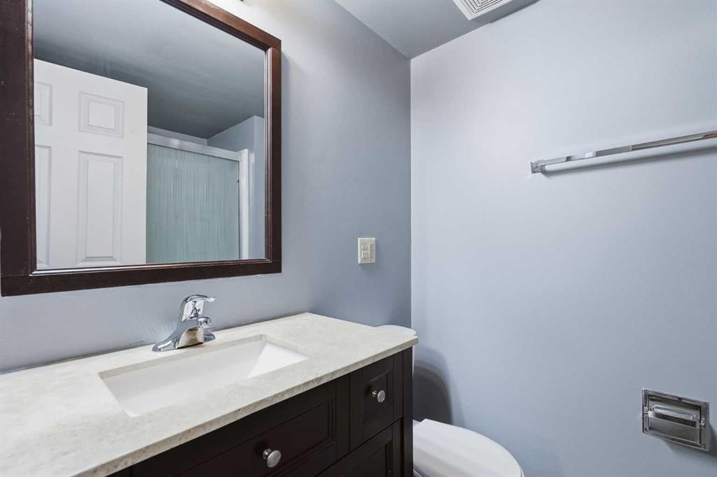 7343 36 Avenue Nw, Calgary, AB - Indoor Photo Showing Bathroom