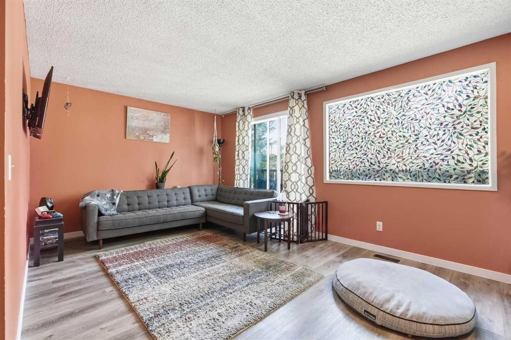 7343 36 Avenue Nw, Calgary, AB - Indoor Photo Showing Living Room