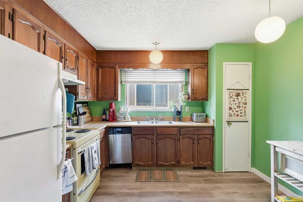 7343 36 Avenue Nw, Calgary, AB - Indoor Photo Showing Kitchen With Double Sink