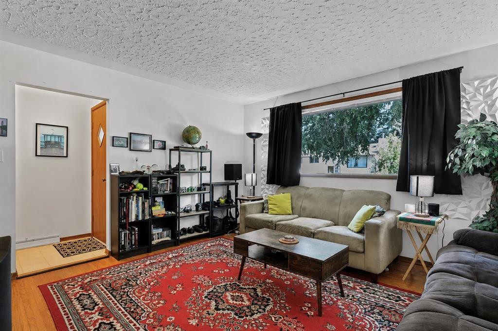 3803 4 Avenue Sw, Calgary, AB - Indoor Photo Showing Living Room