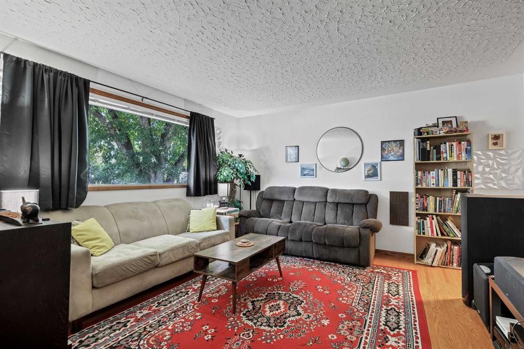3803 4 Avenue Sw, Calgary, AB - Indoor Photo Showing Living Room