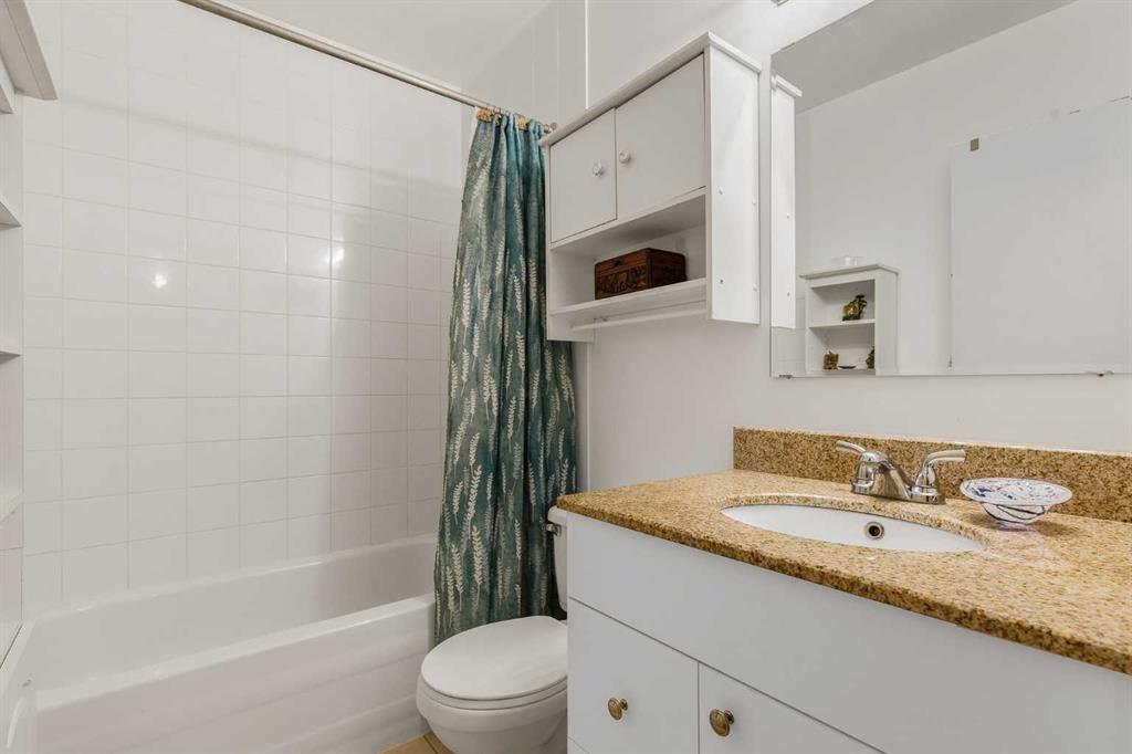 3803 4 Avenue Sw, Calgary, AB - Indoor Photo Showing Bathroom