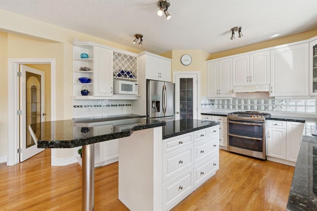 739 24 Avenue Nw, Calgary, AB - Indoor Photo Showing Kitchen With Upgraded Kitchen