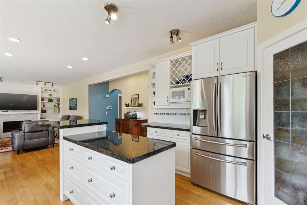 739 24 Avenue Nw, Calgary, AB - Indoor Photo Showing Kitchen