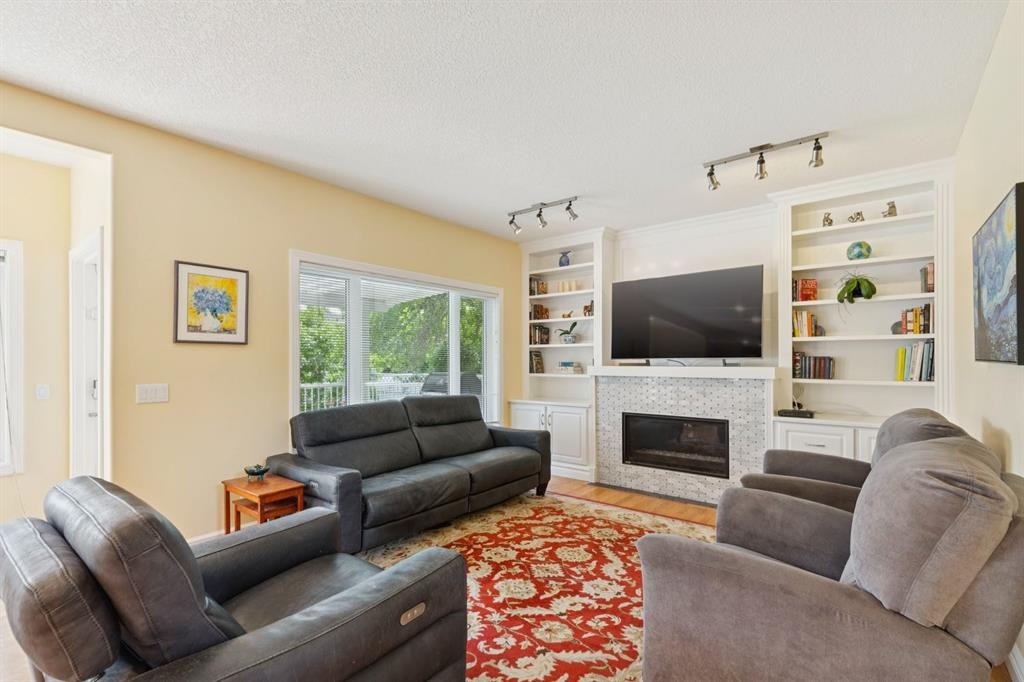 739 24 Avenue Nw, Calgary, AB - Indoor Photo Showing Living Room With Fireplace