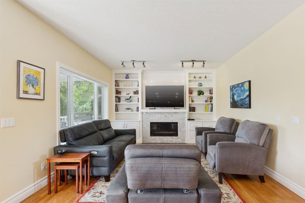 739 24 Avenue Nw, Calgary, AB - Indoor Photo Showing Living Room With Fireplace