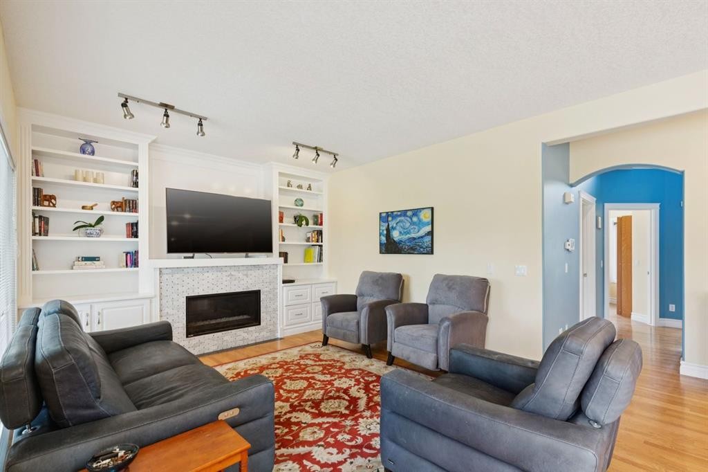 739 24 Avenue Nw, Calgary, AB - Indoor Photo Showing Living Room With Fireplace