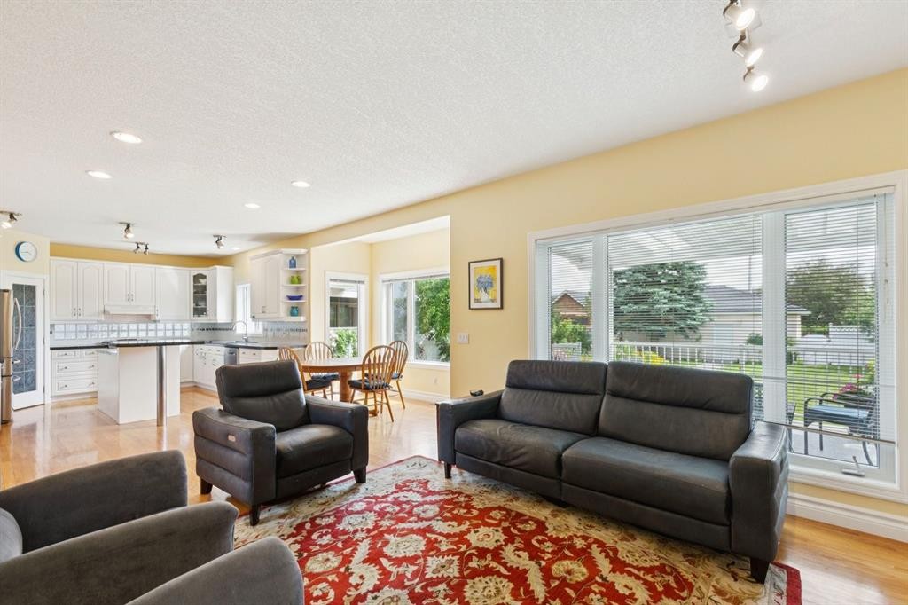 739 24 Avenue Nw, Calgary, AB - Indoor Photo Showing Living Room