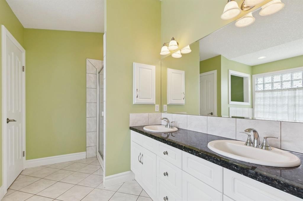 739 24 Avenue Nw, Calgary, AB - Indoor Photo Showing Bathroom
